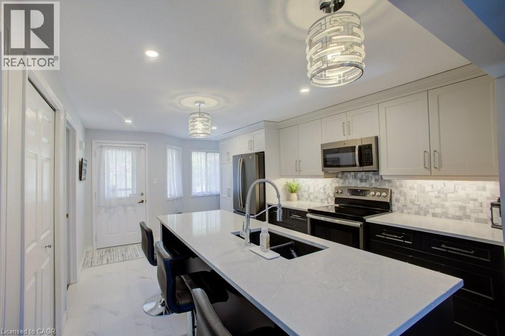 #3 464 BEECHWOOD Place - 3