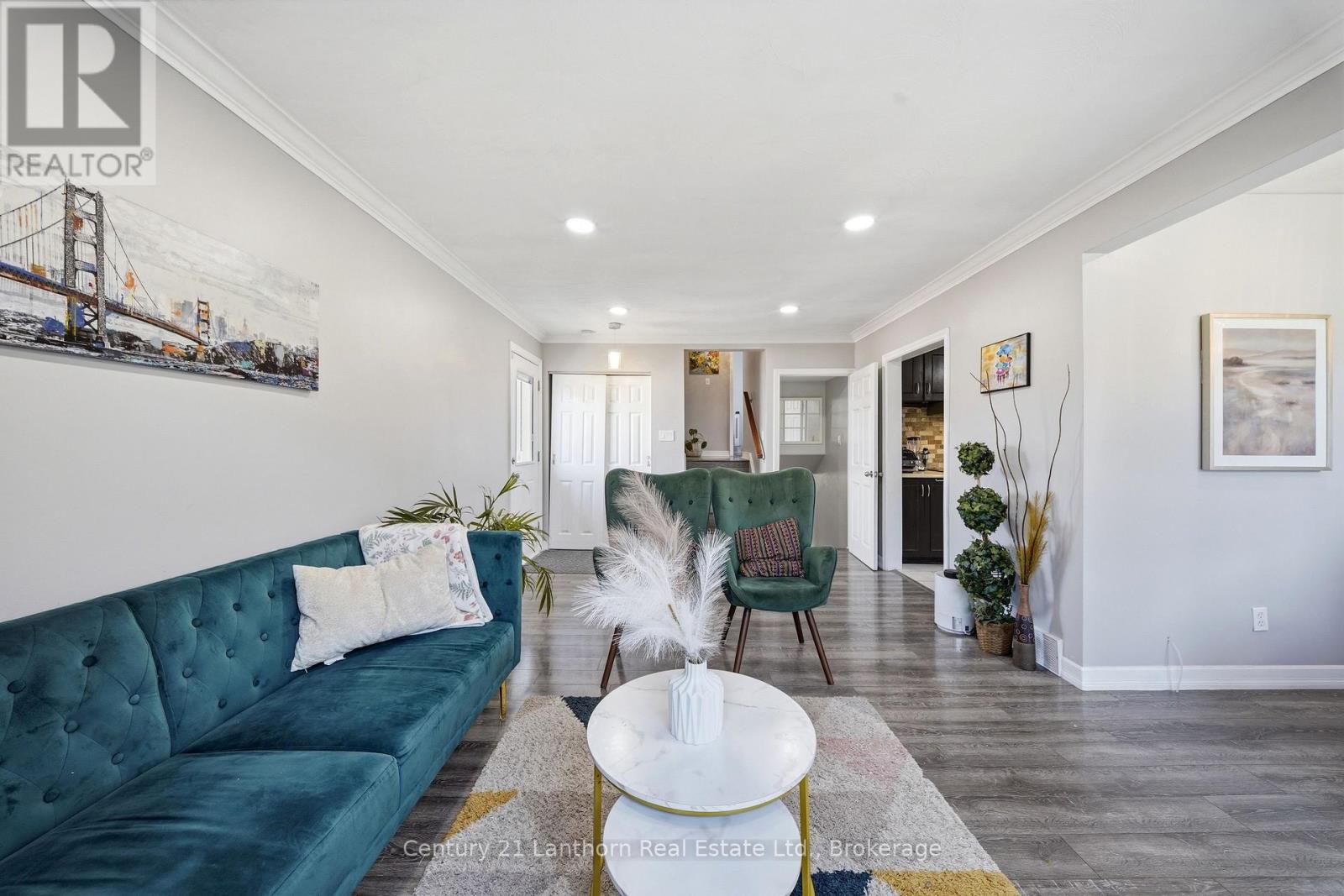 15 WILSON CRESCENT - 12