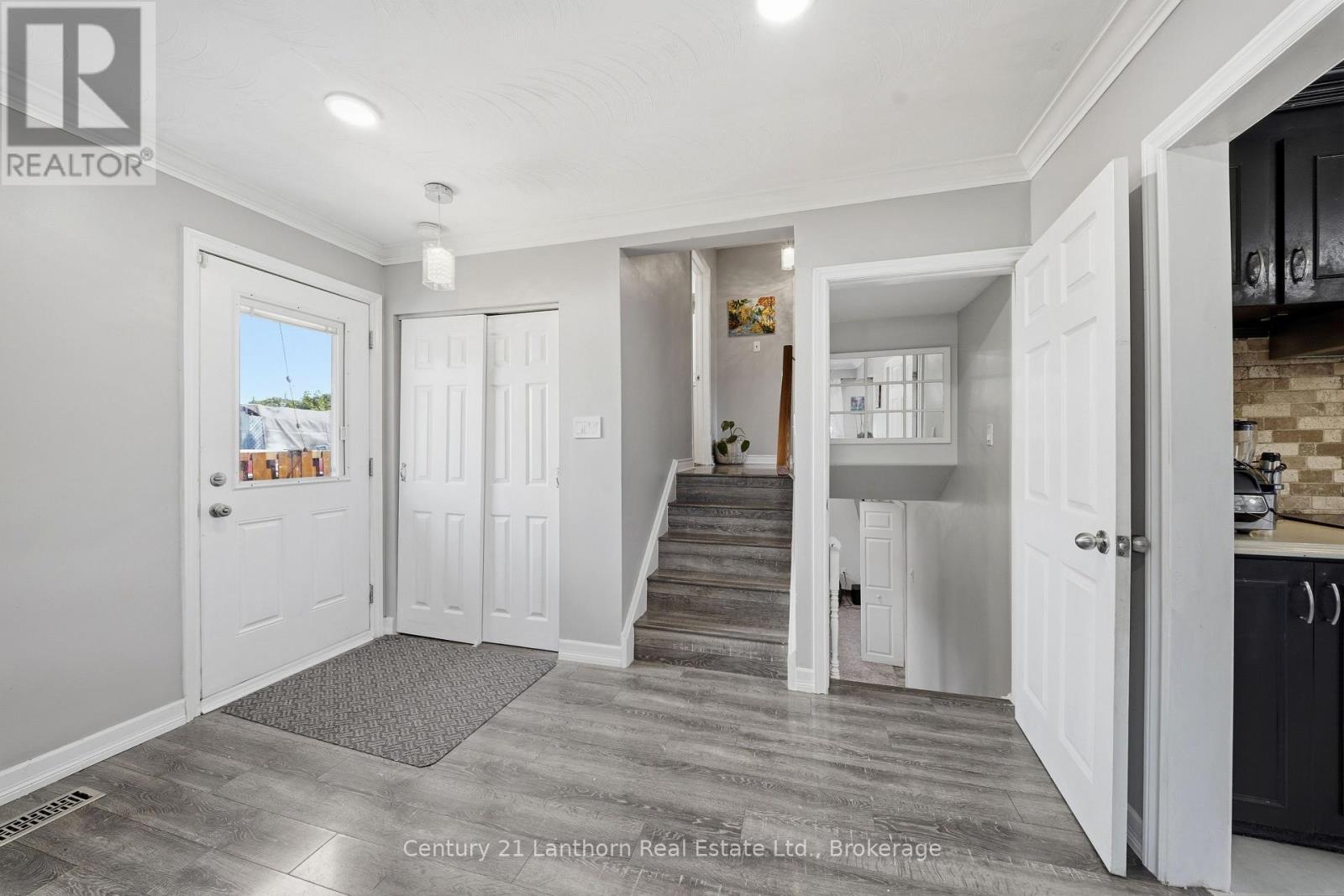 15 WILSON CRESCENT - 13