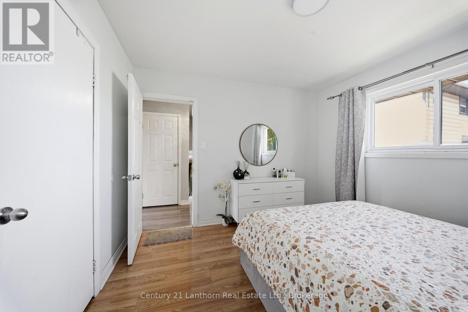 15 WILSON CRESCENT - 16