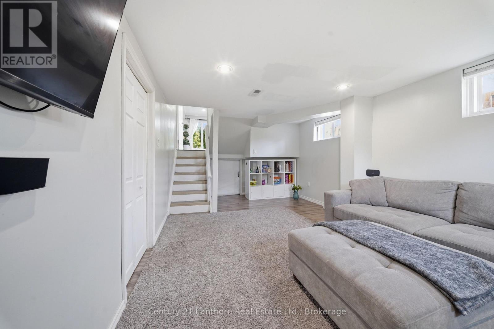 15 WILSON CRESCENT - 21
