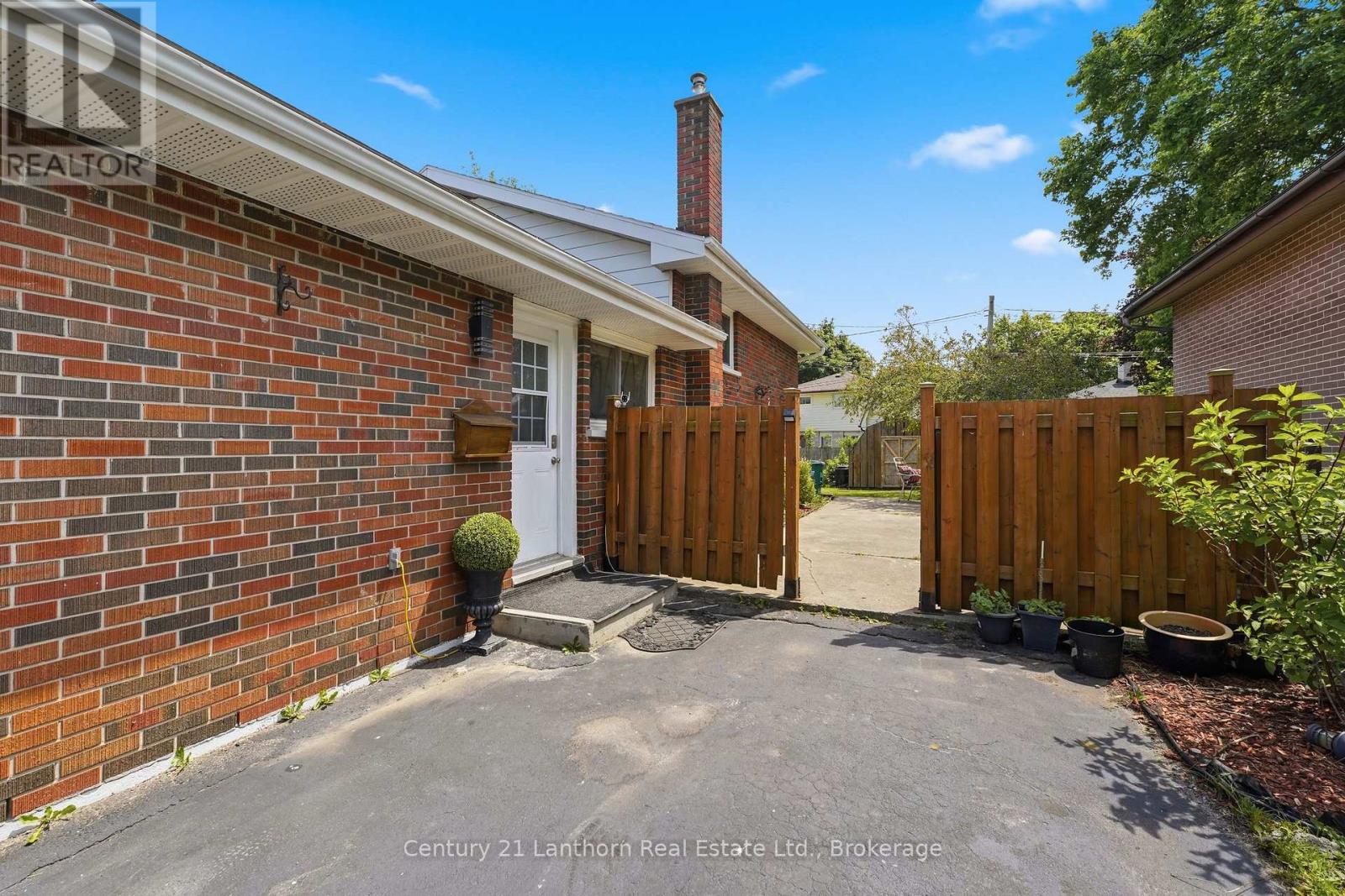 15 WILSON CRESCENT - 27