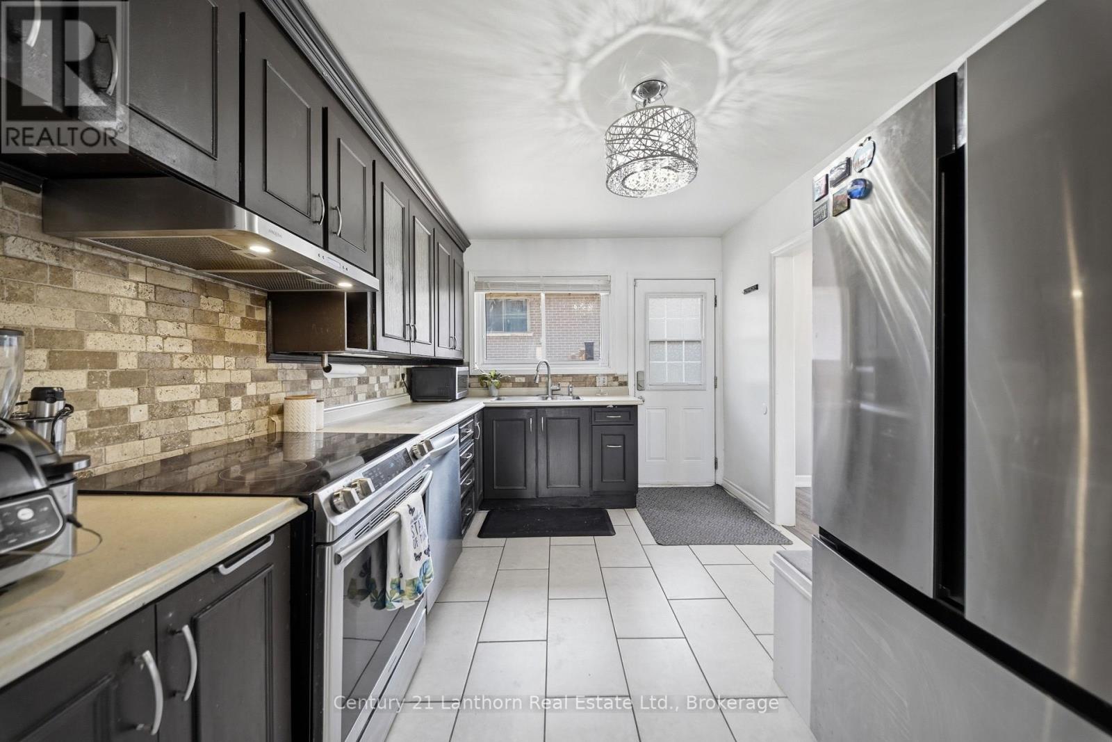 15 WILSON CRESCENT - 3