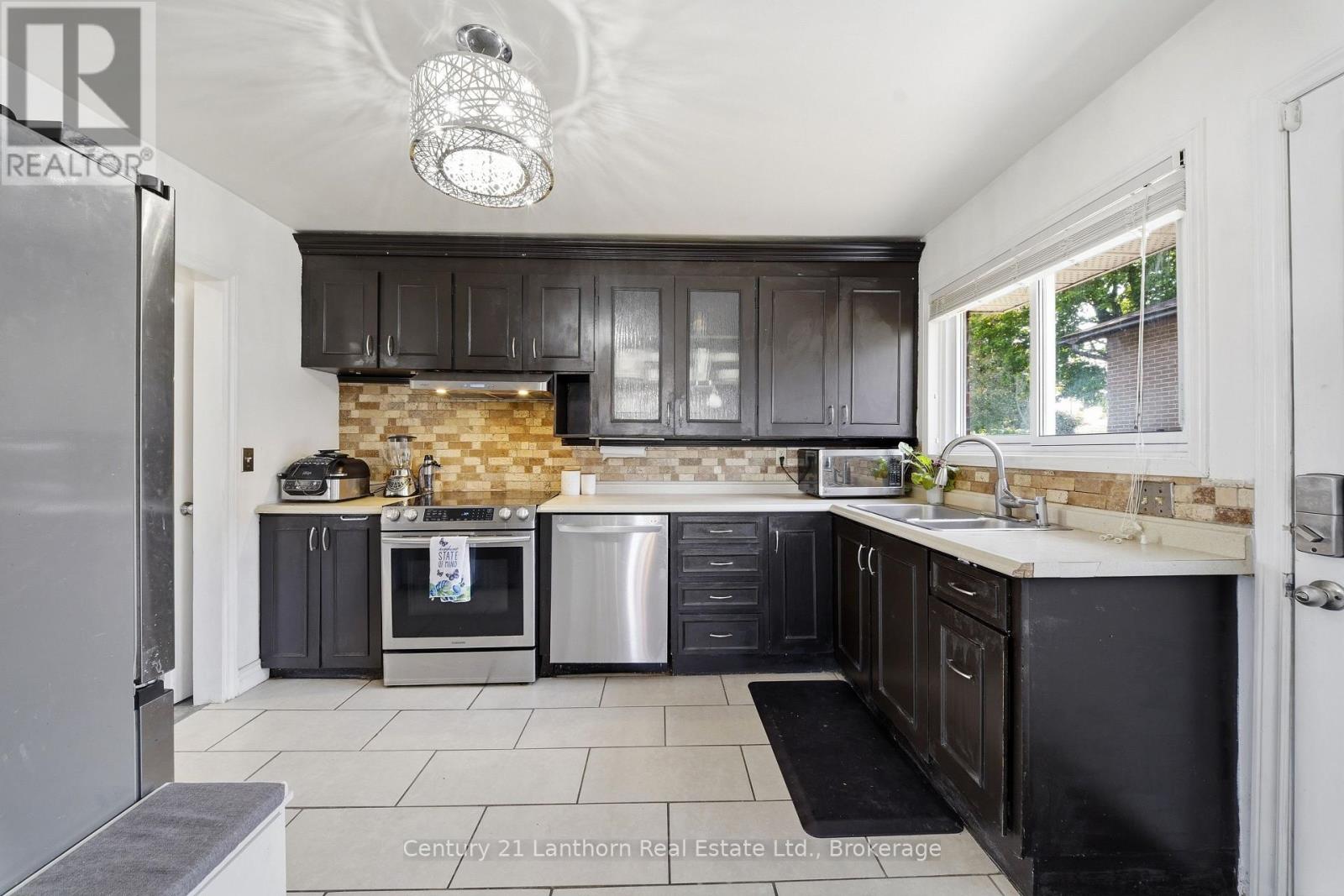 15 WILSON CRESCENT - 4