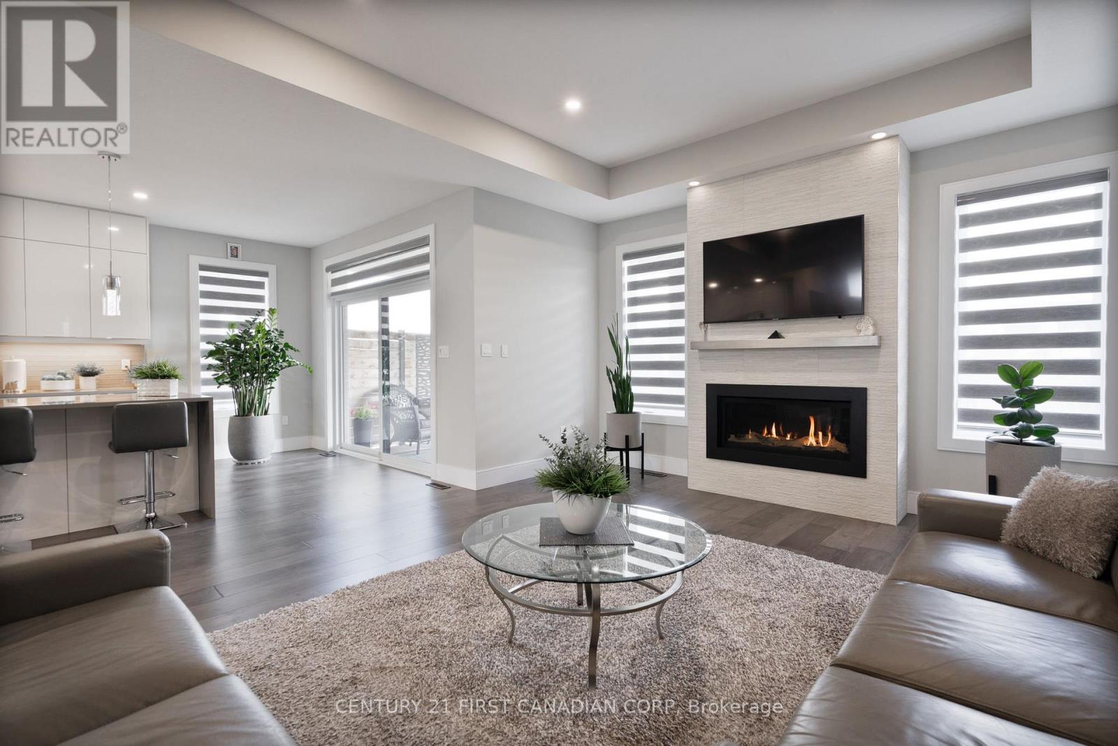 16 FOXBOROUGH PLACE - 17