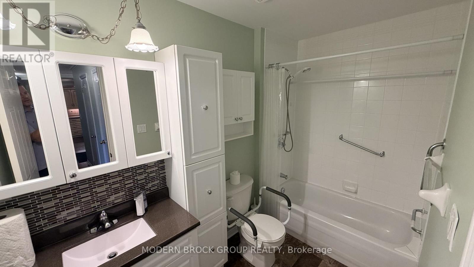 #405 21 LISTON AVENUE - 17