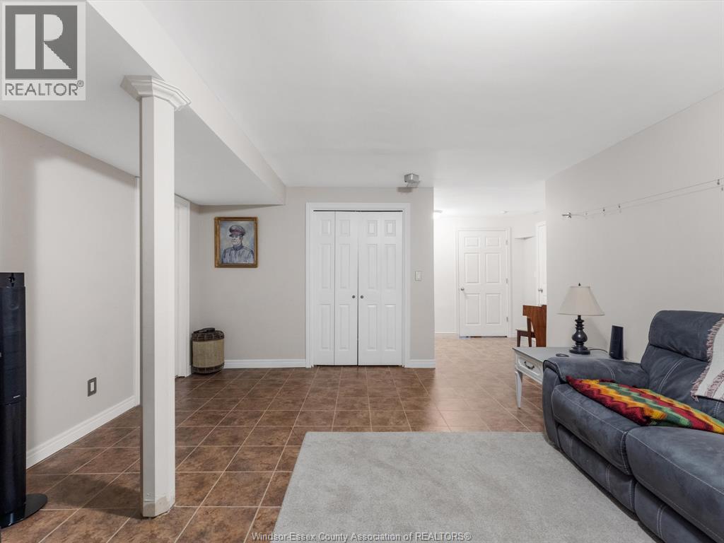 46 Brush CRESCENT - 38