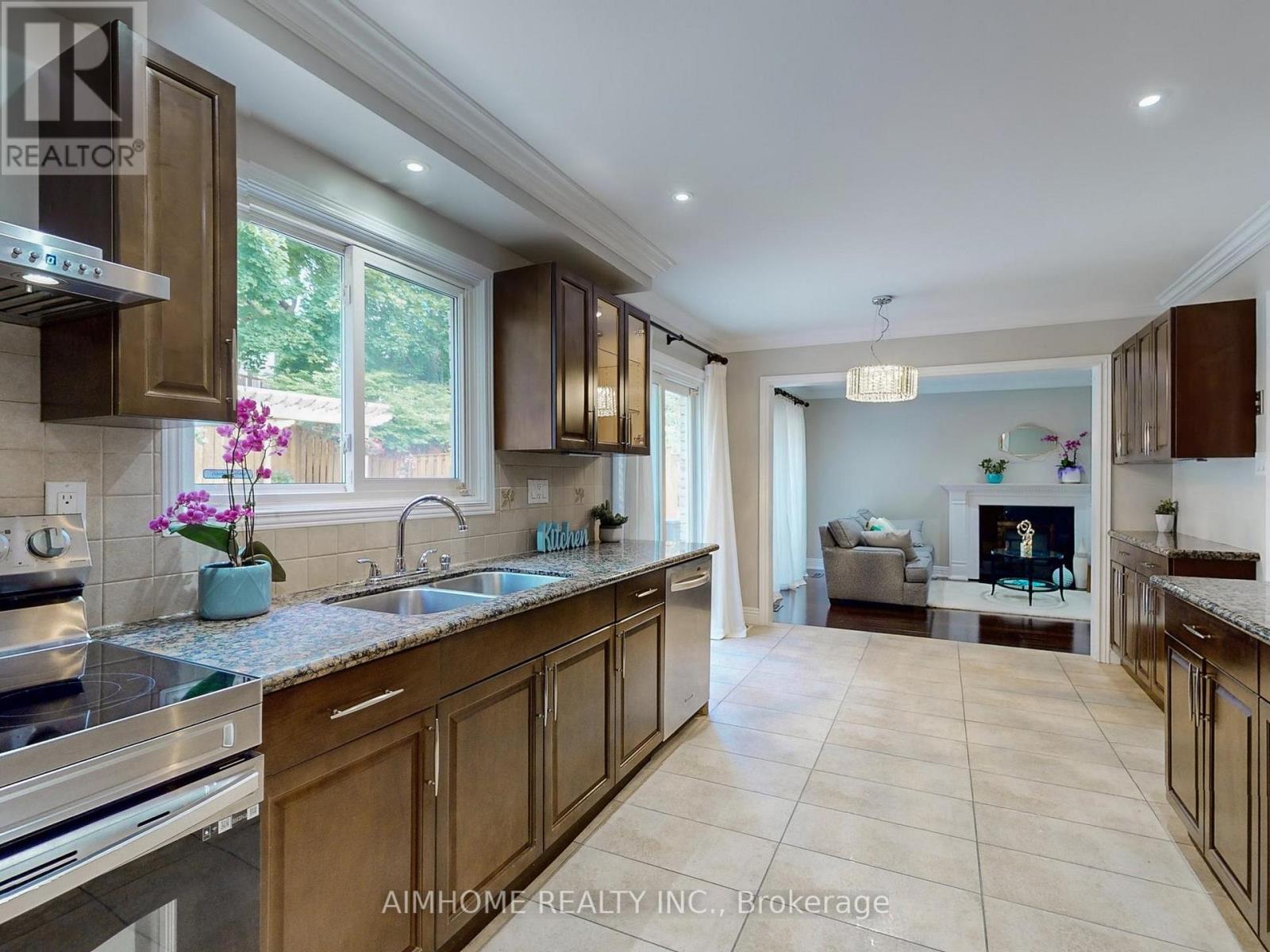 36 LIEBECK CRESCENT - 12