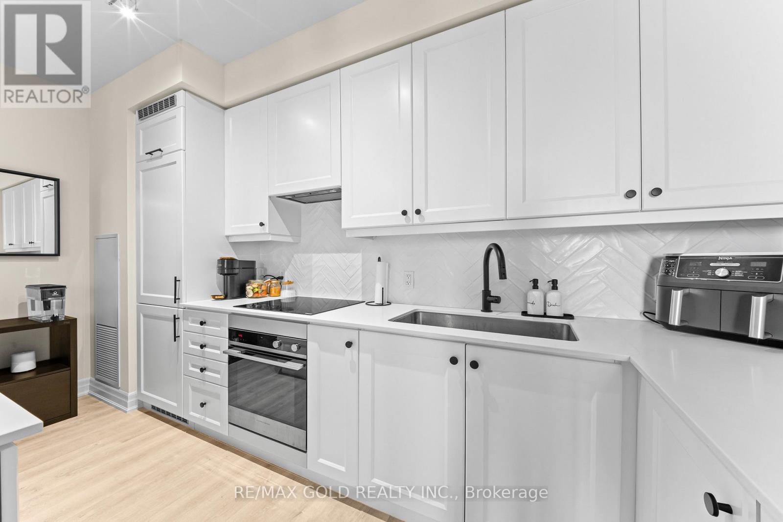 #618 9075 JANE STREET - 18