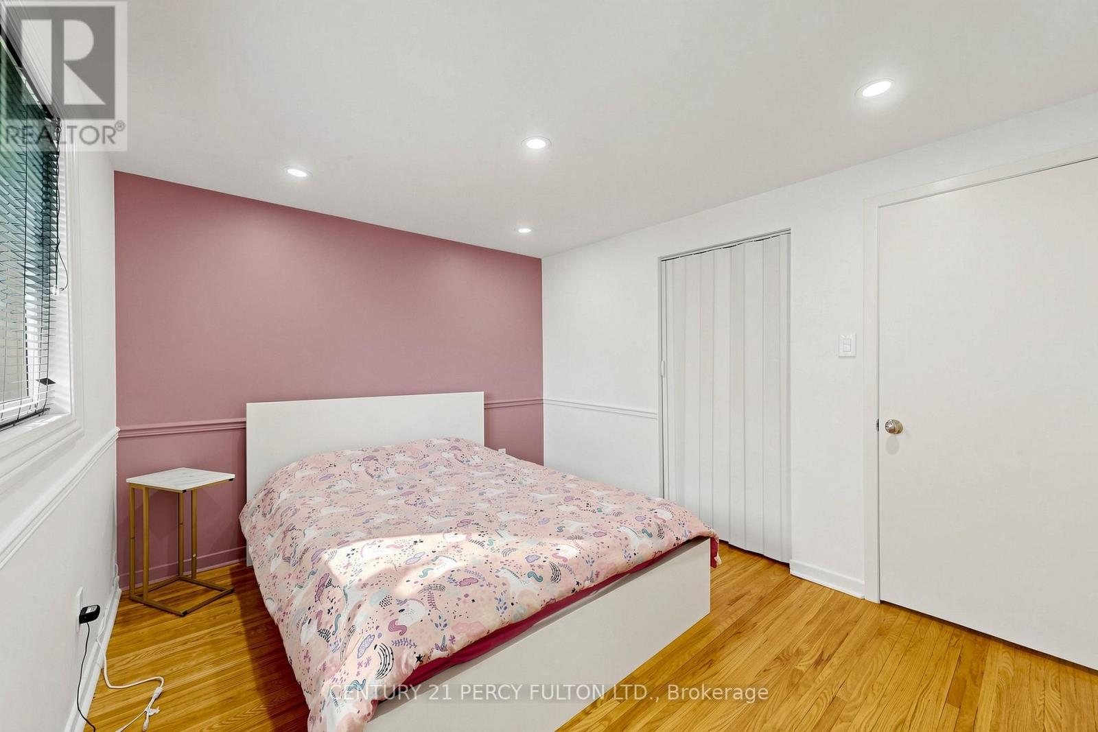 10 DEVINS DRIVE - 32