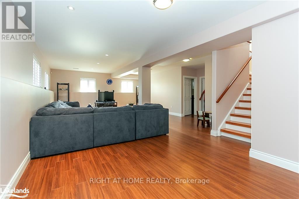 16 WASAGA SANDS DRIVE - 33