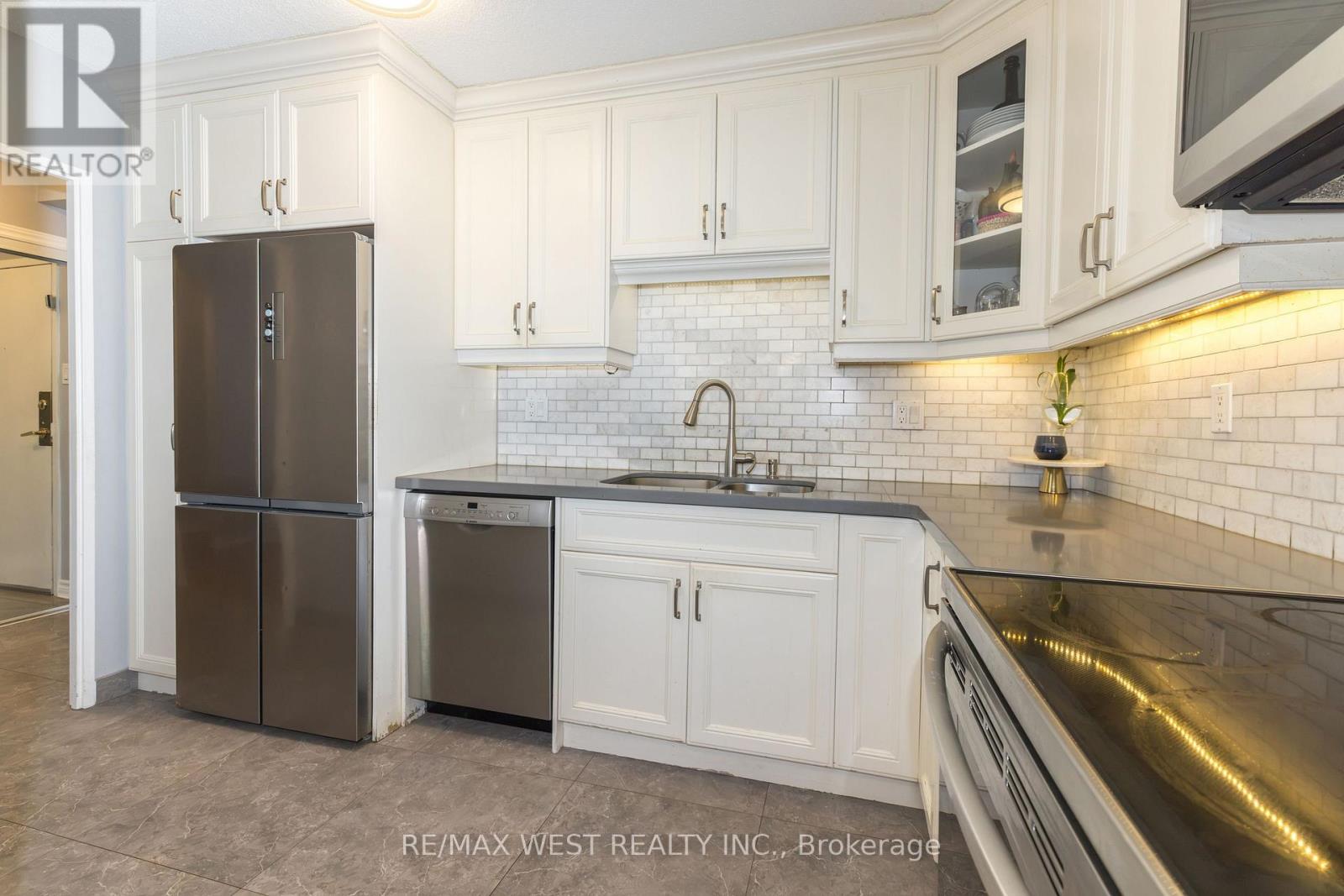 #1514 75 EMMETT AVENUE - 21