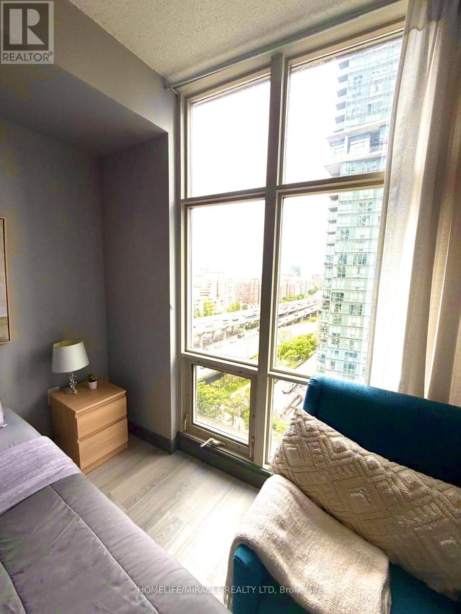 #1601 35 MARINER TERRACE - 18