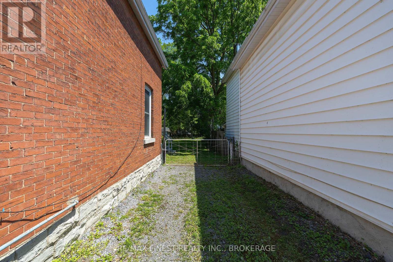 445 ALBERT STREET - 5