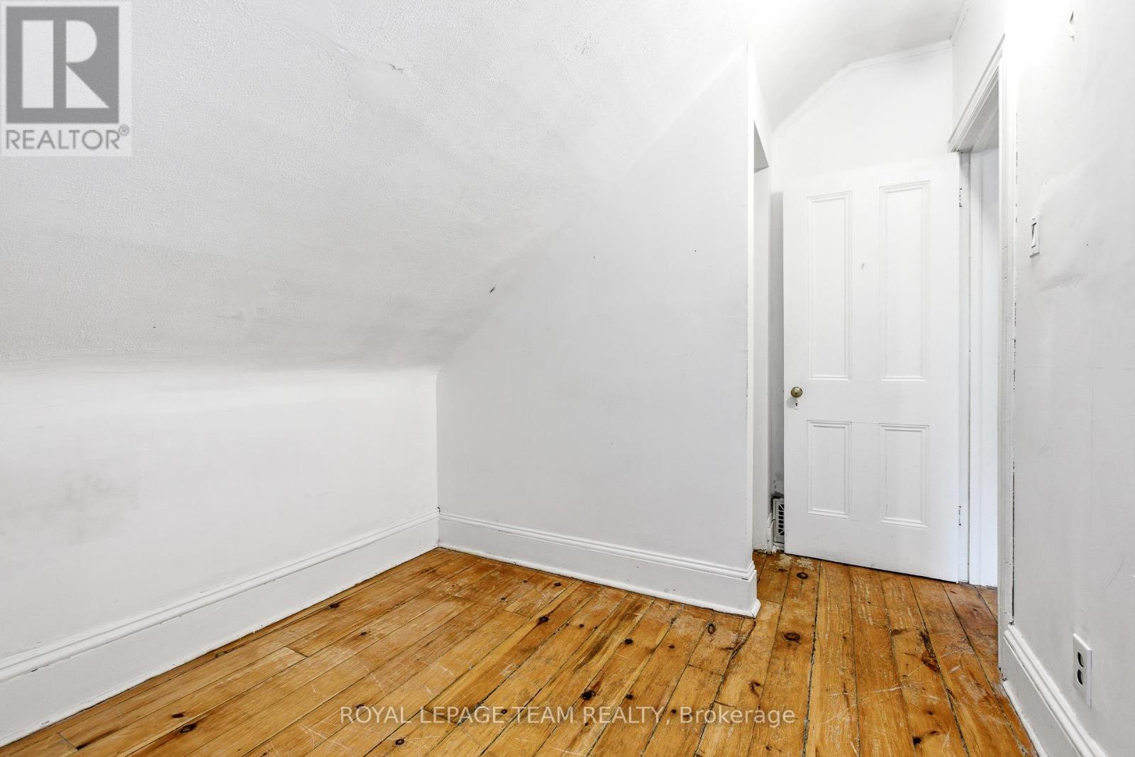 Studio for Rent in Ottawa – 910 PINECREST ROAD, Ottawa – By Peter Sagos - Image 29