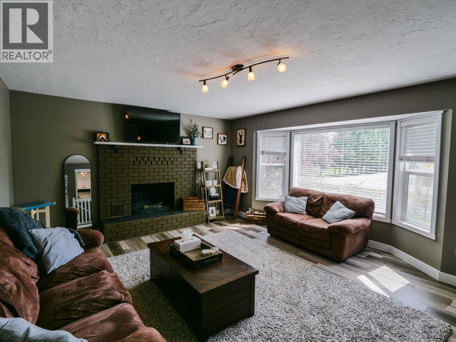 1986 BALSAM AVENUE - 12