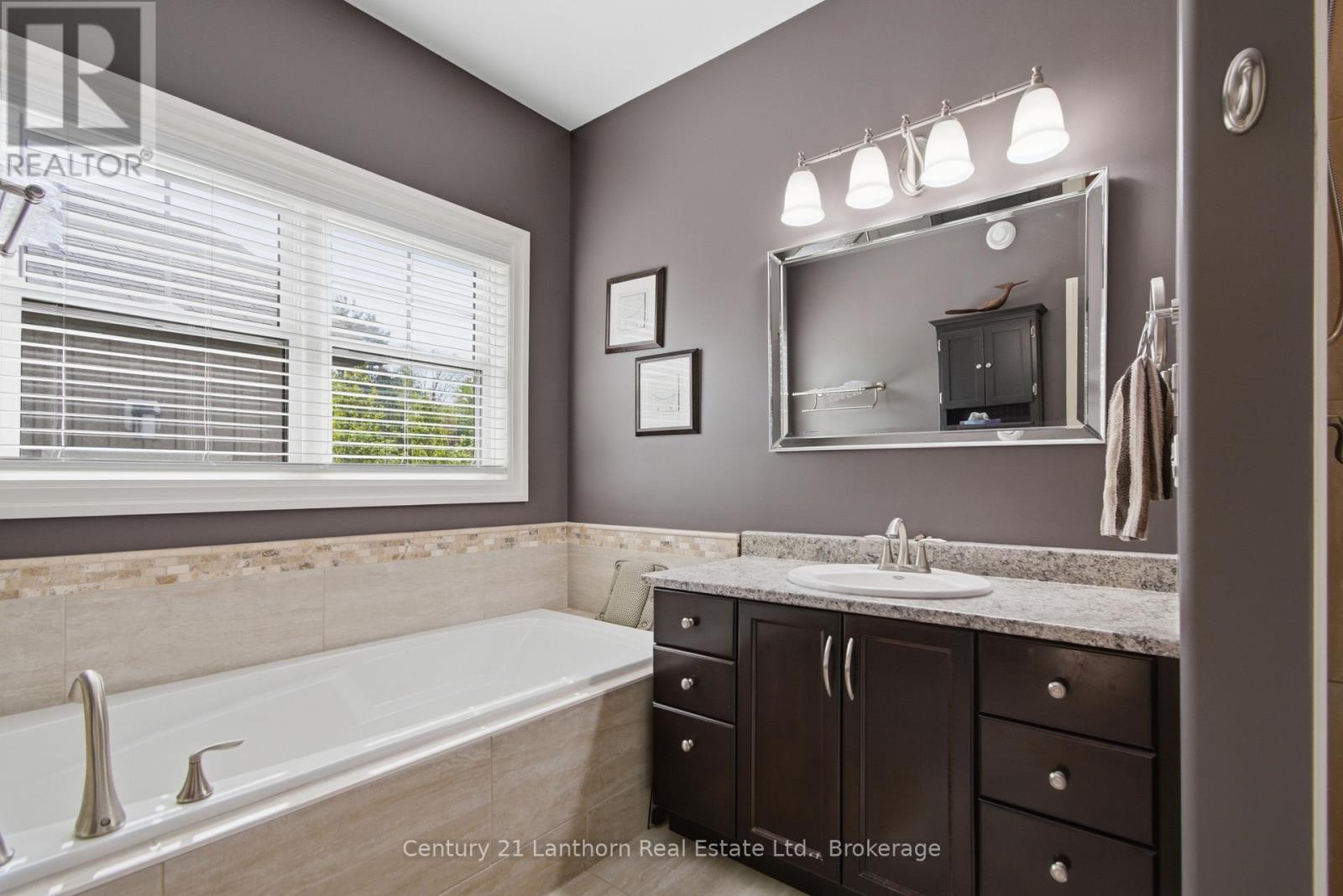 8 GRANDVIEW COURT - Image 21