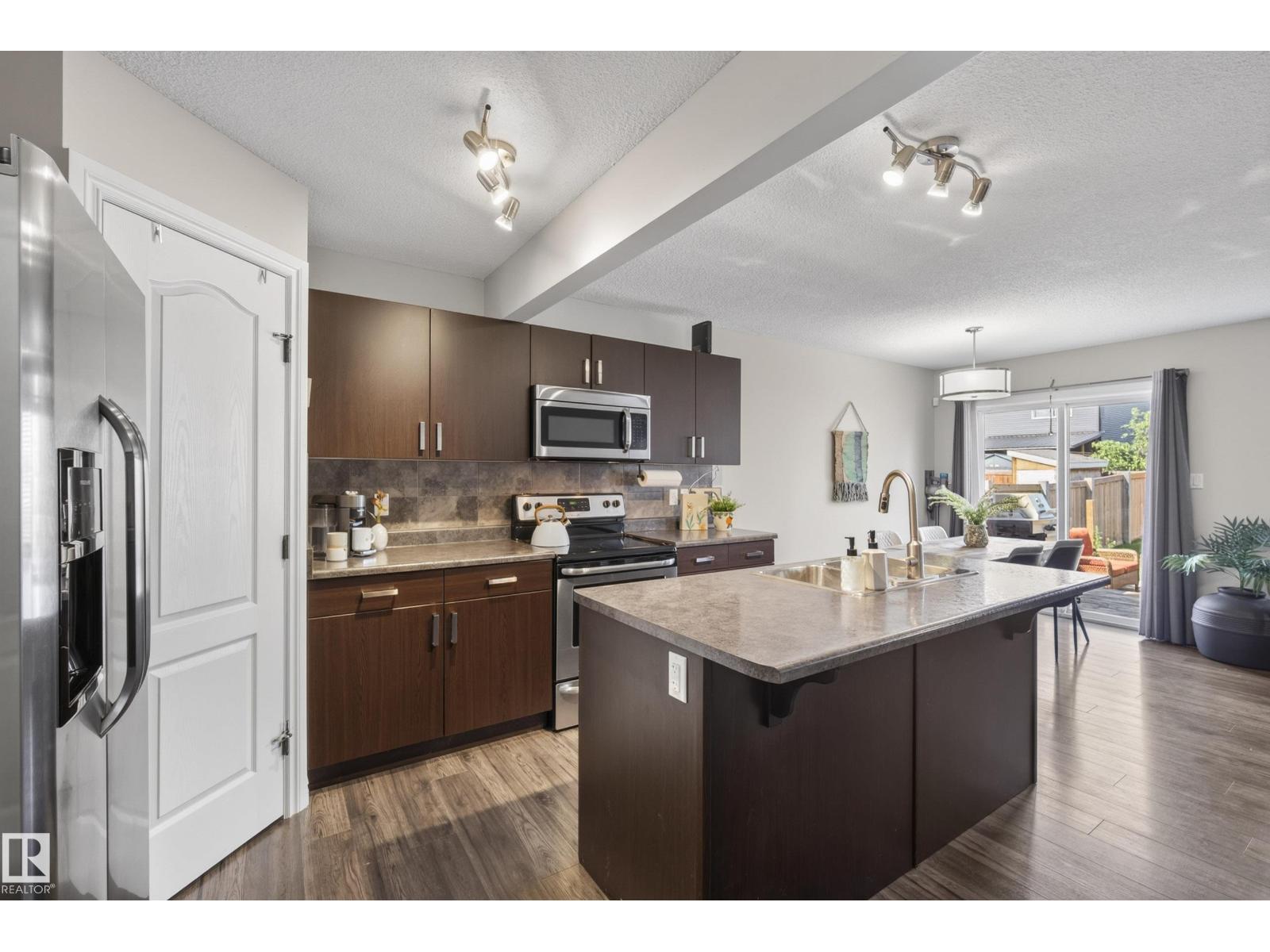 11 PETER ST - 10