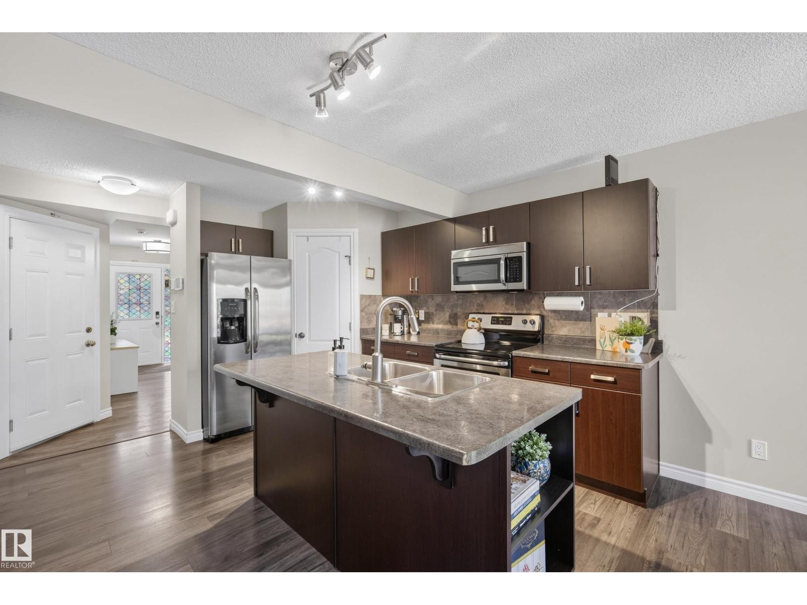 11 PETER ST - 11