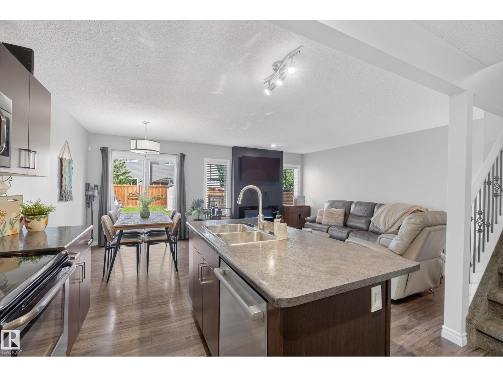 11 PETER ST - 12