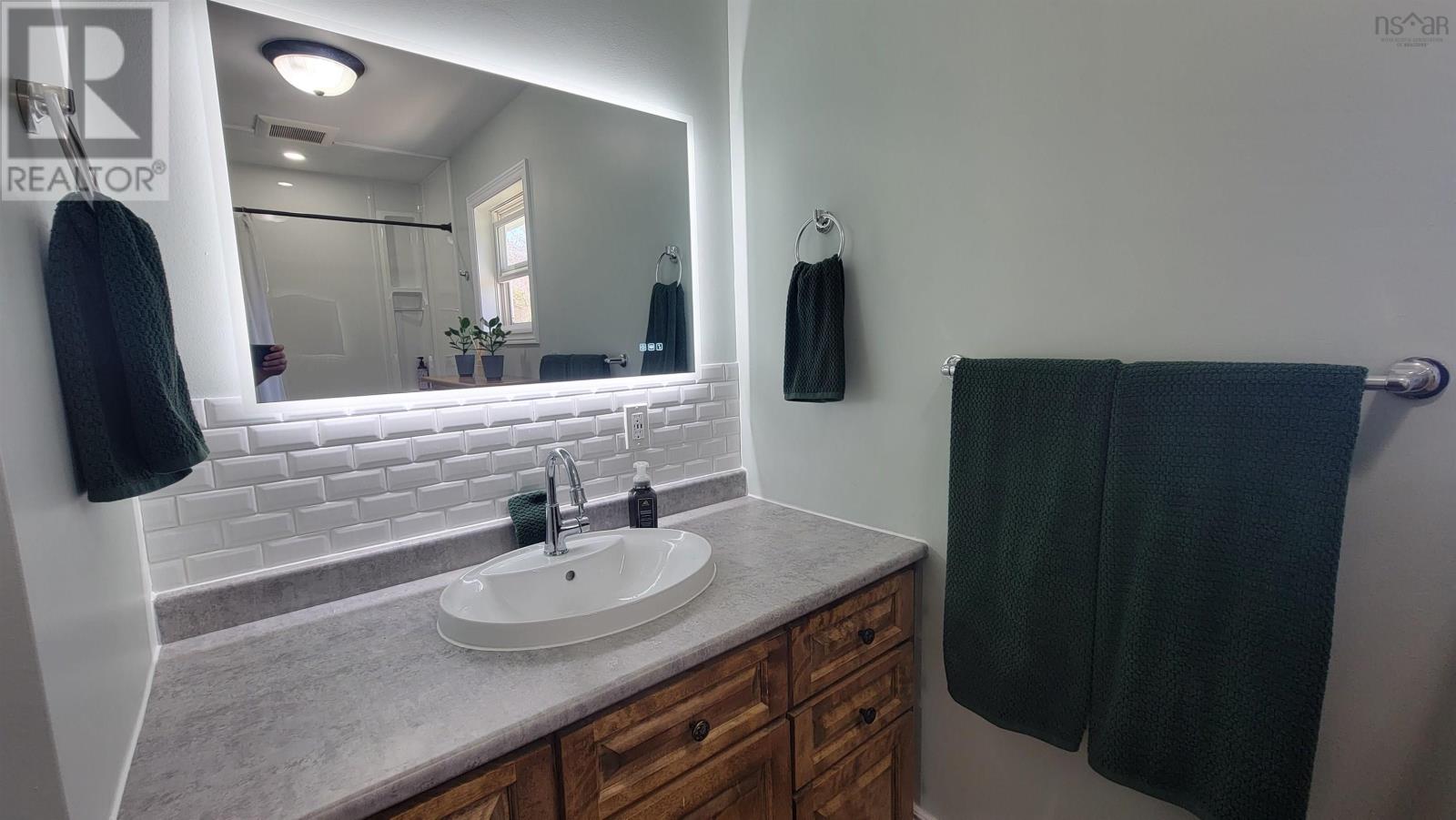 202 Saunders Road - 19