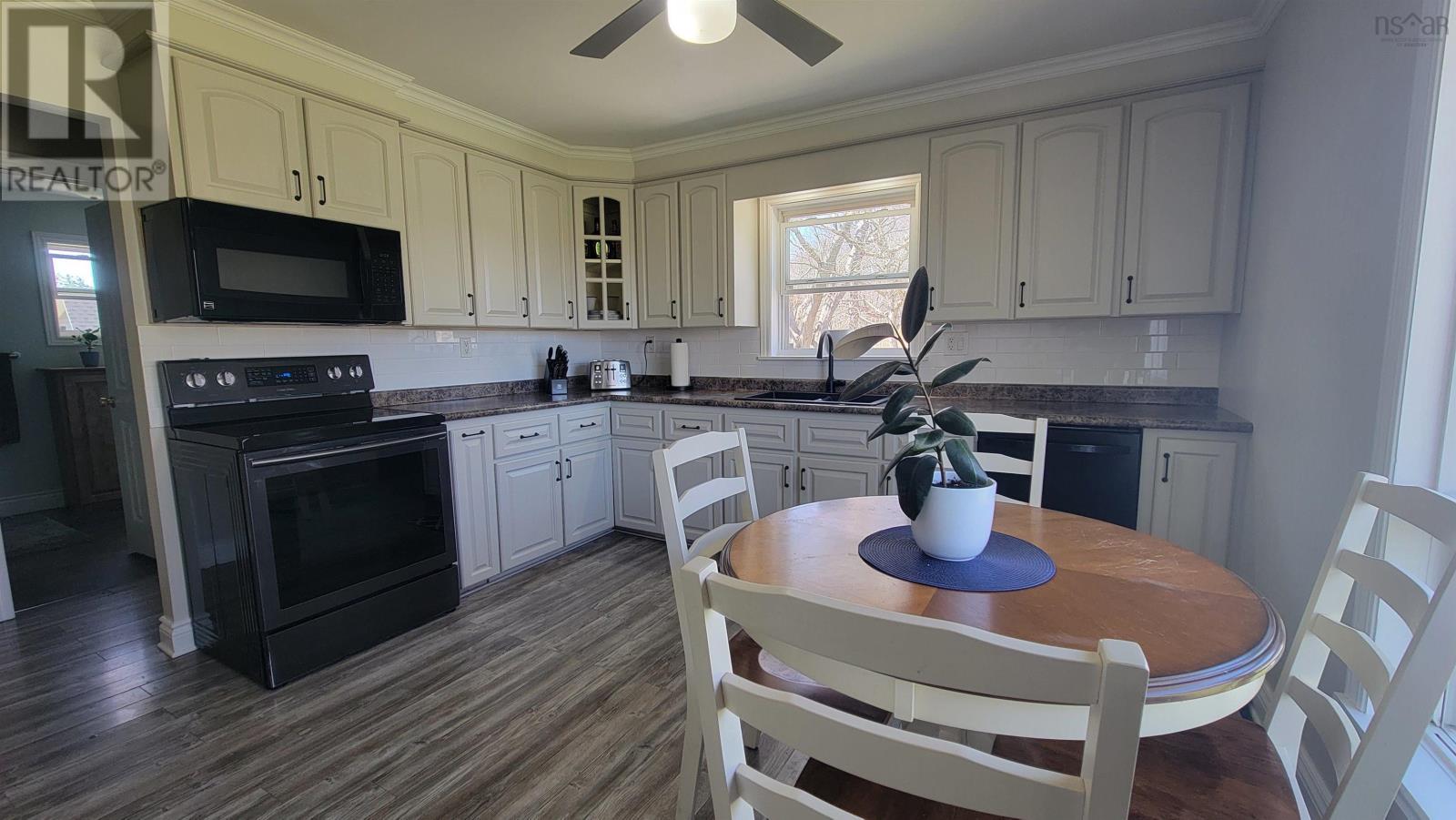 202 Saunders Road - 8