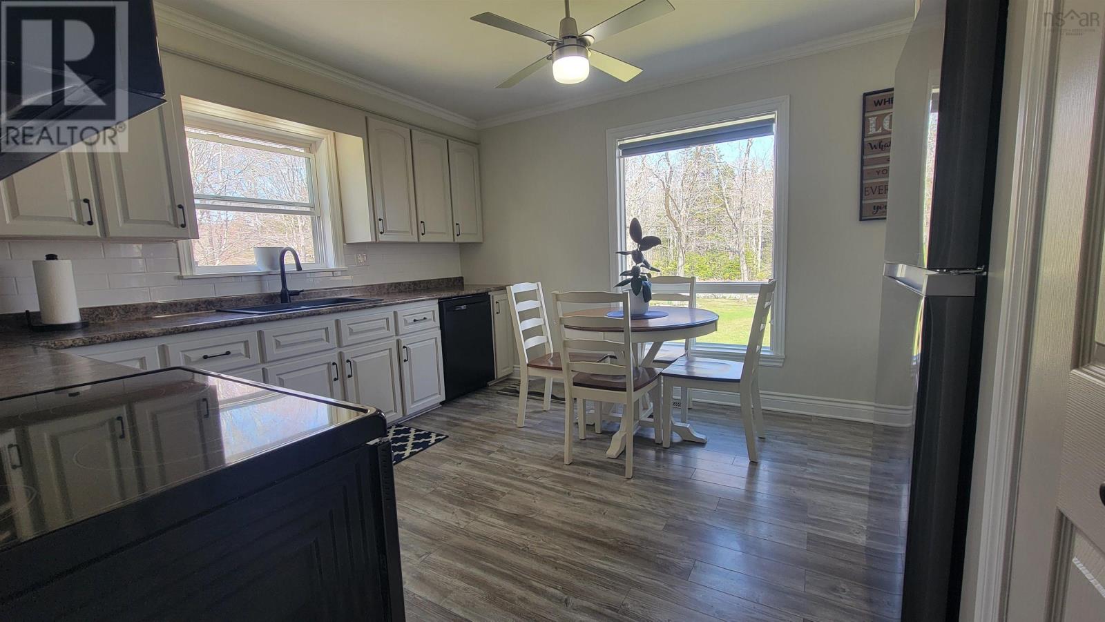 202 Saunders Road - 10