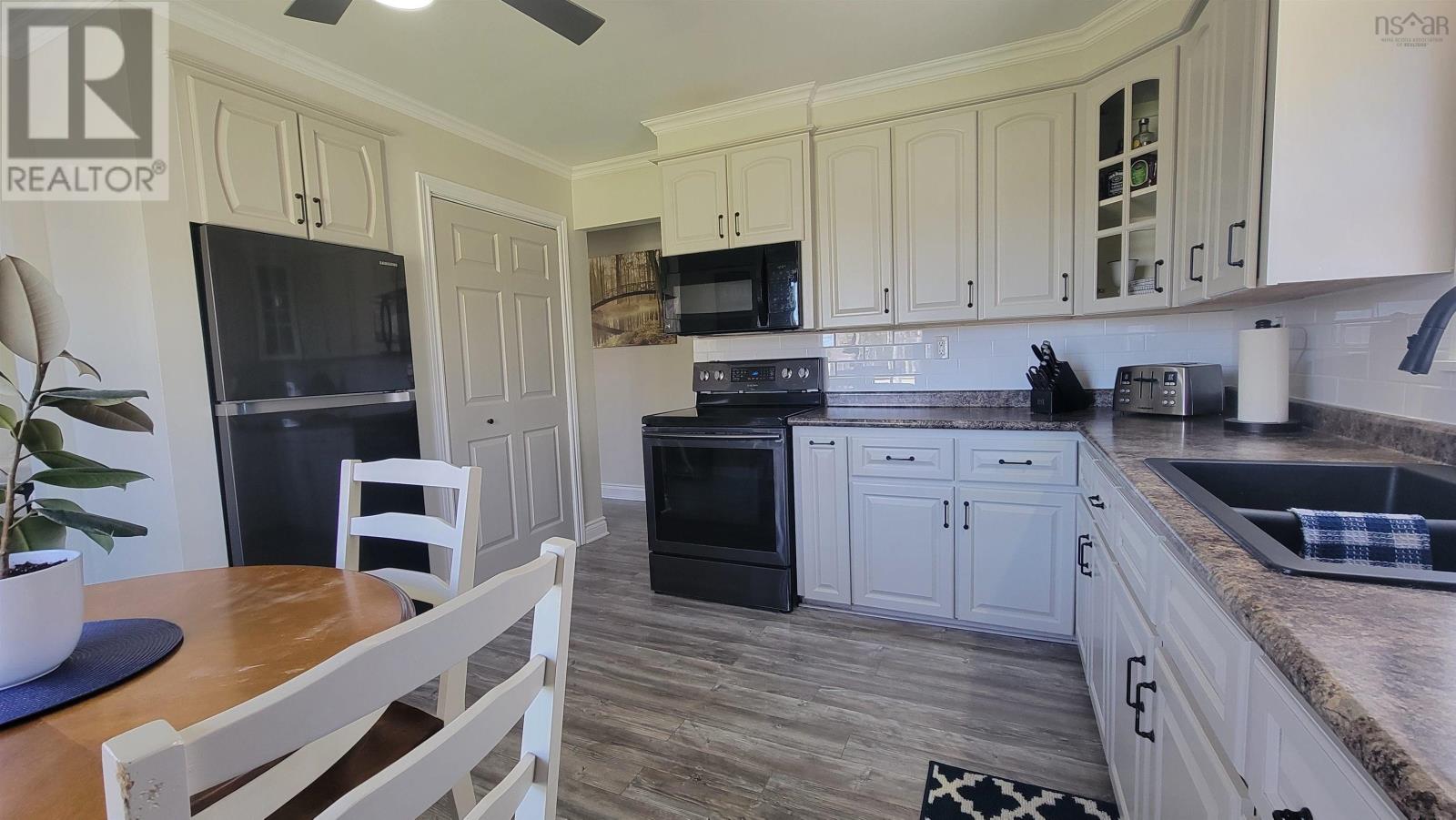 202 Saunders Road - 9