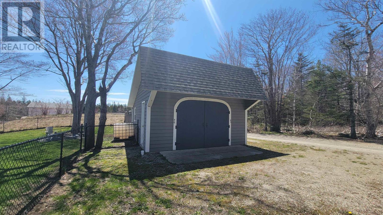 202 Saunders Road - 32