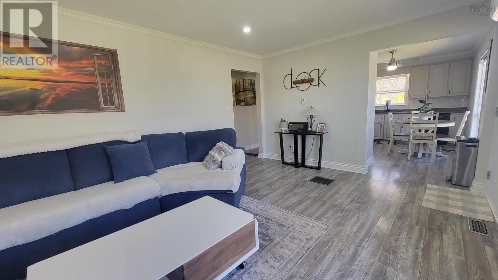 202 Saunders Road - 7