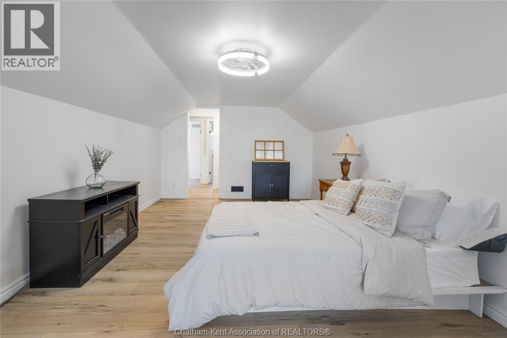 76 PAMELA CRESCENT - 27