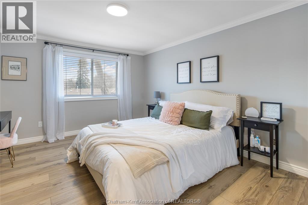 76 PAMELA CRESCENT - 30