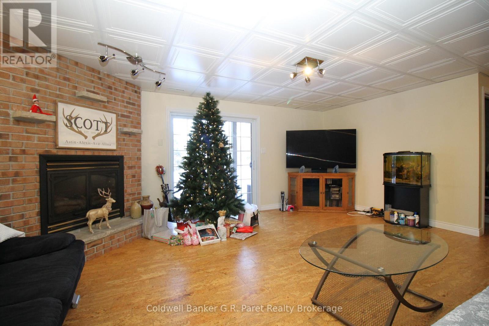 28 WELLINGTON STREET W - 24