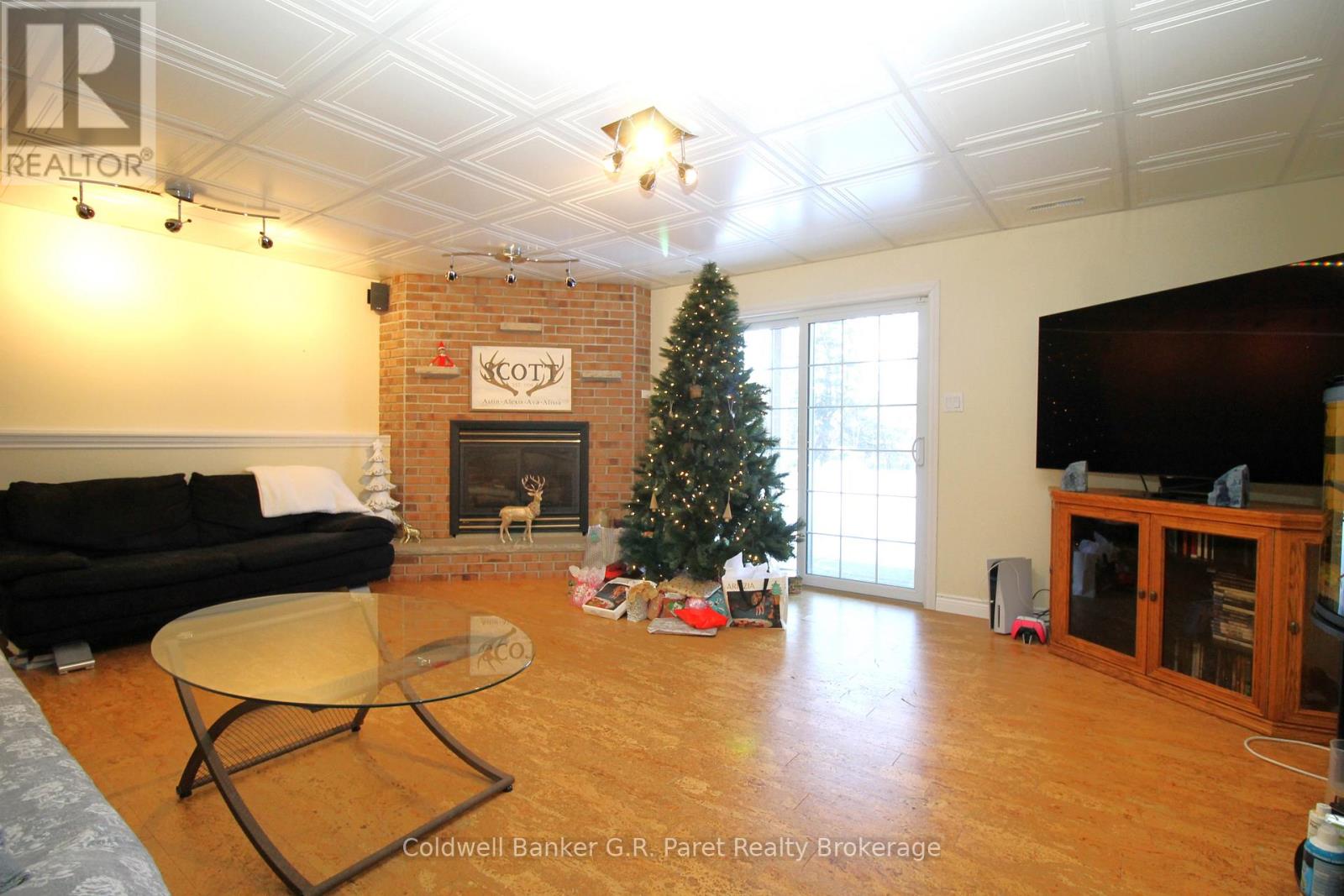 28 WELLINGTON STREET W - 25
