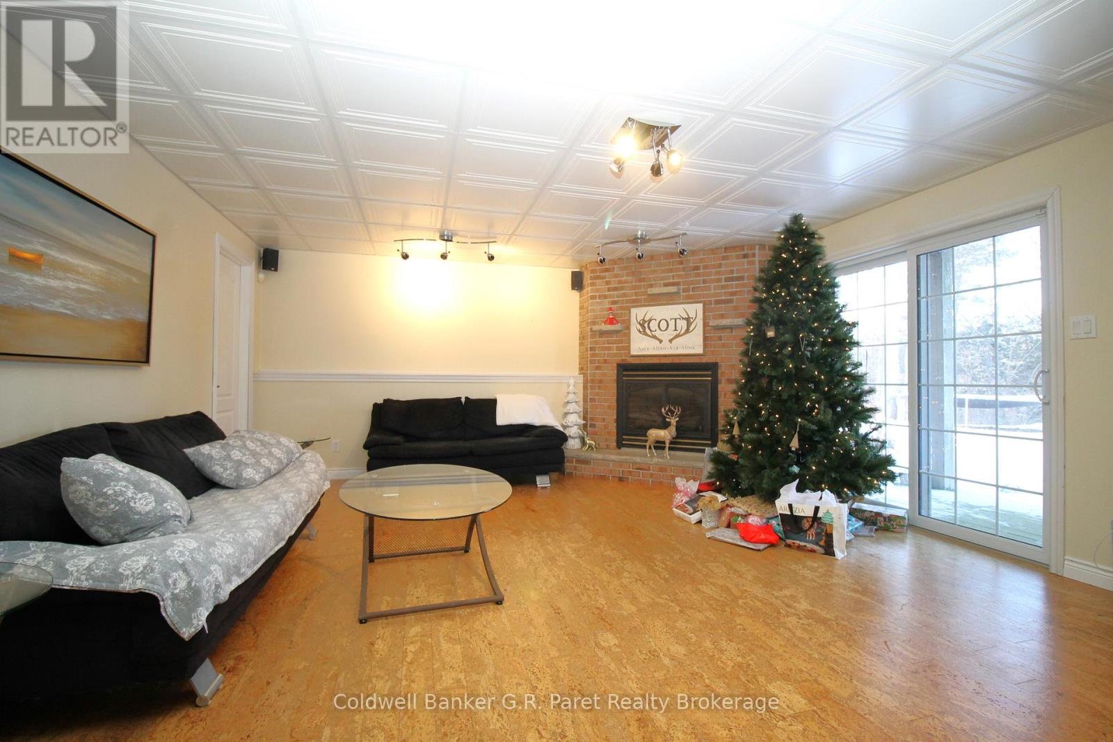 28 WELLINGTON STREET W - 26