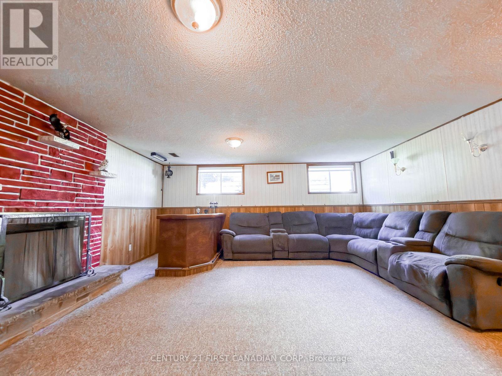 8 POPLAR CRESCENT - 14
