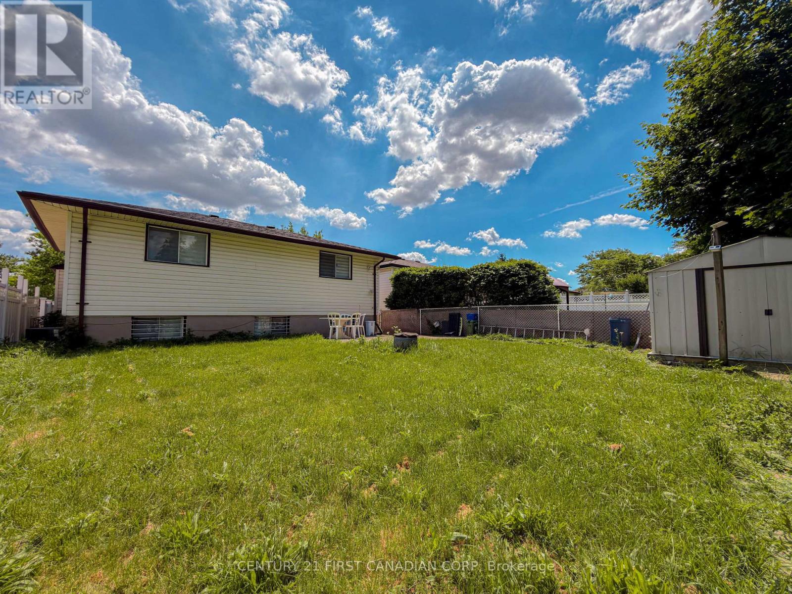 8 POPLAR CRESCENT - 21