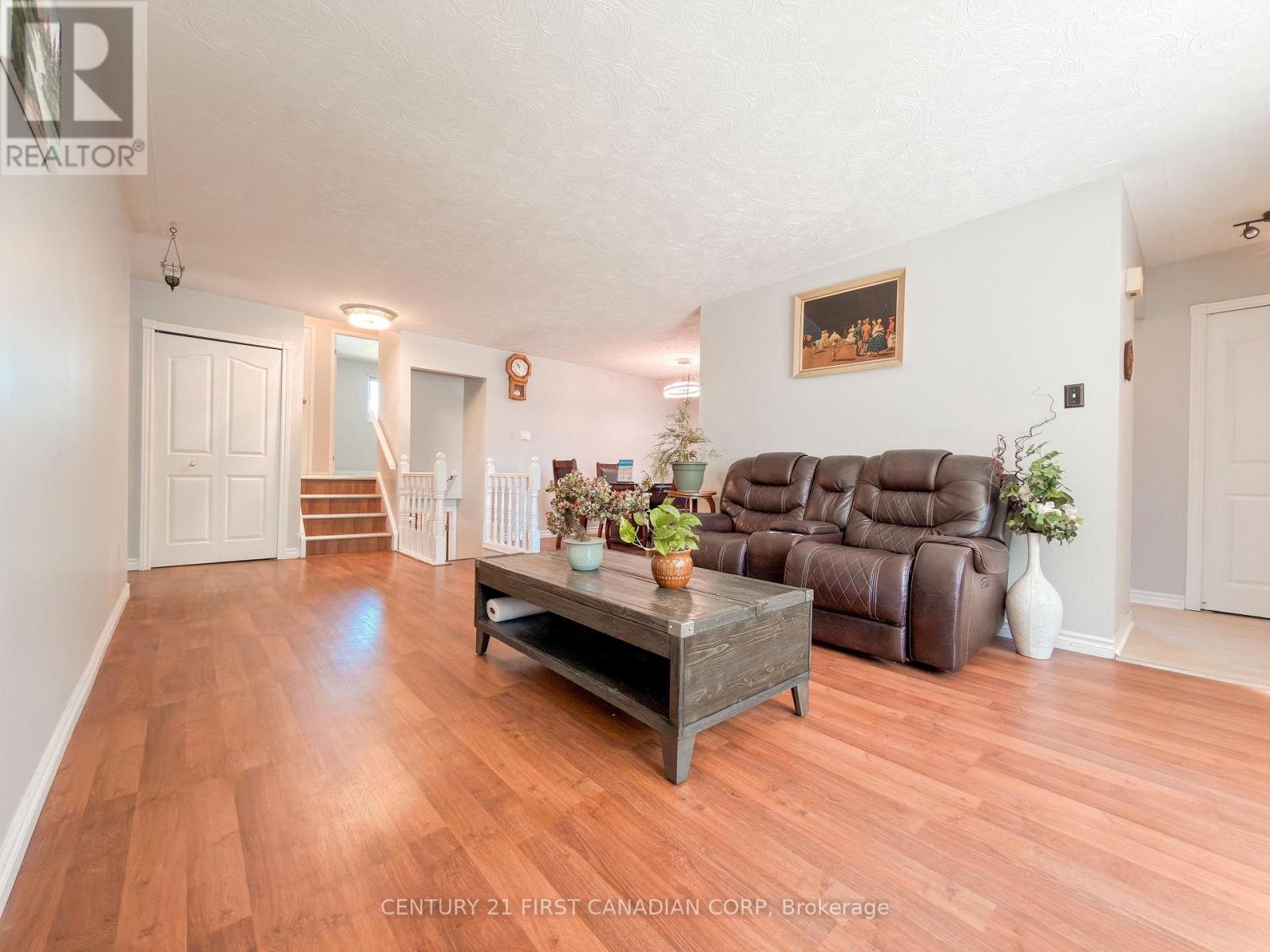 8 POPLAR CRESCENT - 3