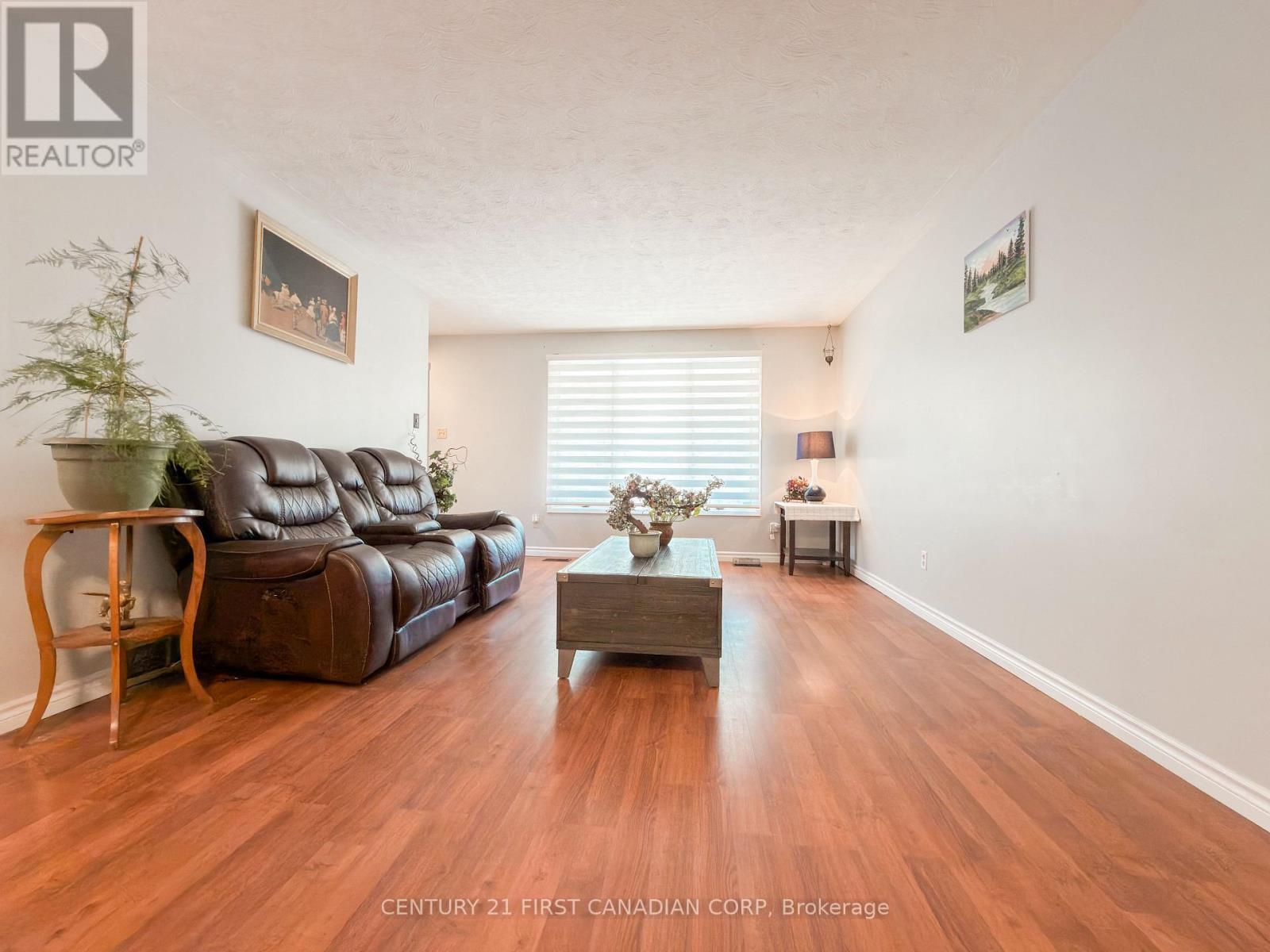 8 POPLAR CRESCENT - 4