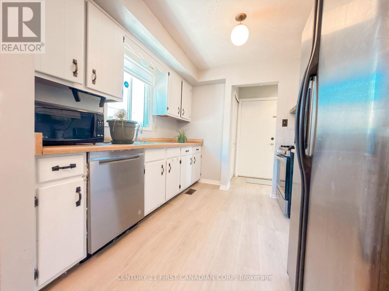8 POPLAR CRESCENT - 7