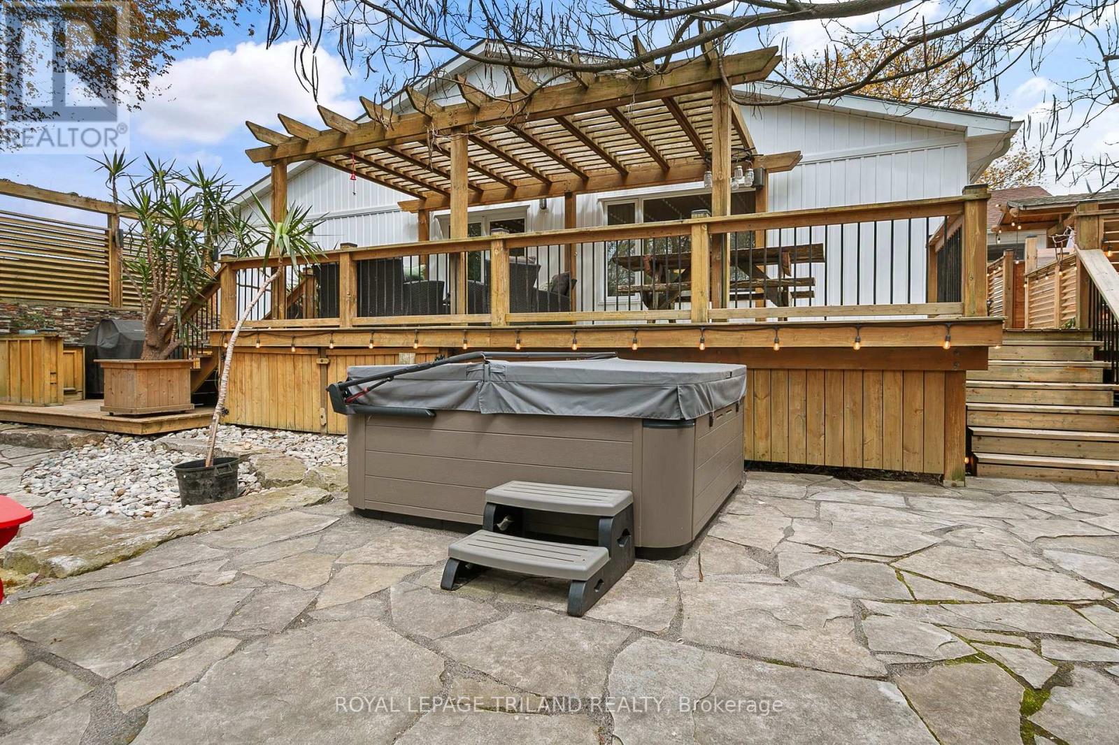 298 SUNSET DRIVE - 32