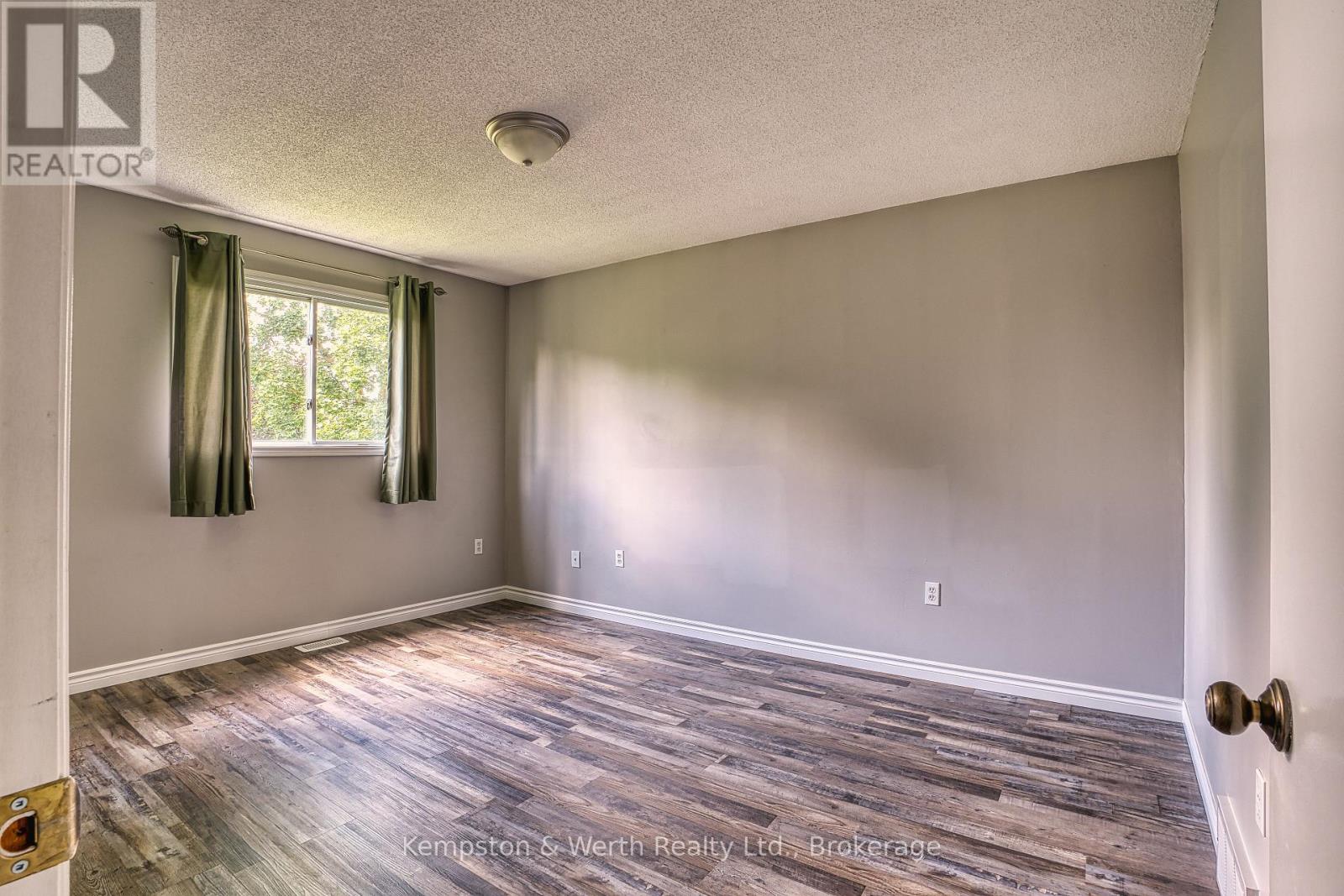 718 EDGAR STREET W - 23