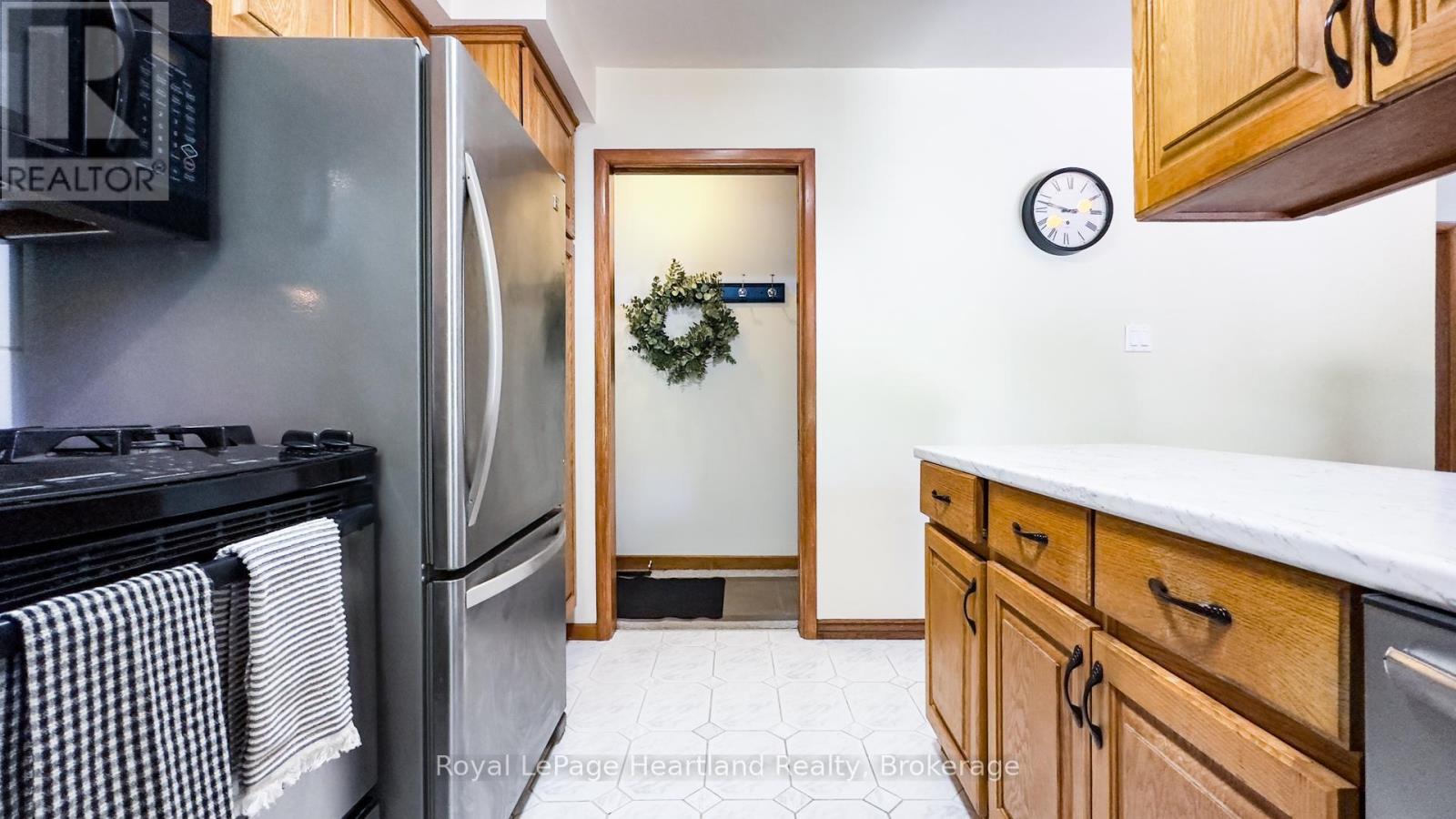 10 BISSETT COURT - 16