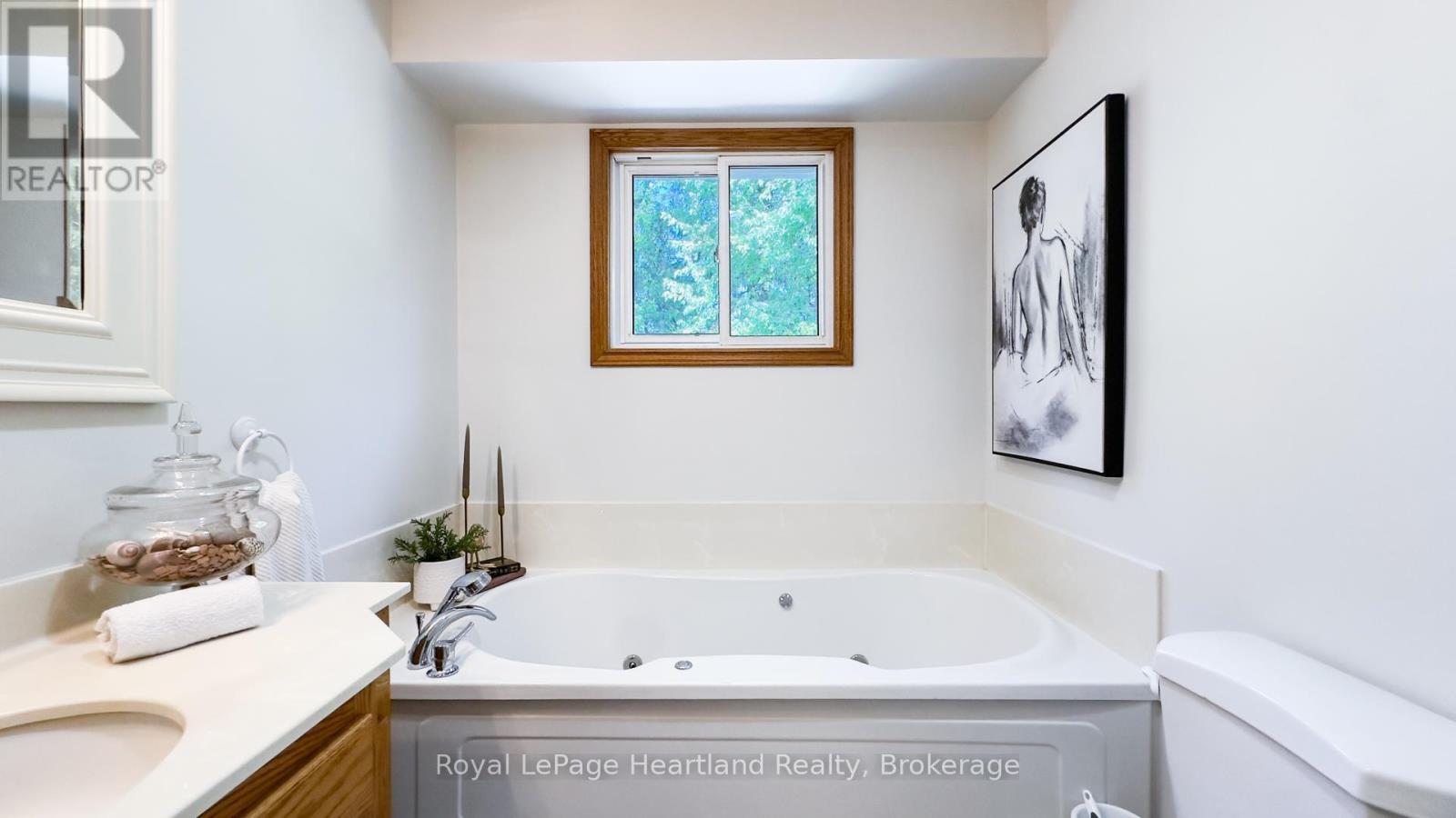 10 BISSETT COURT - 23