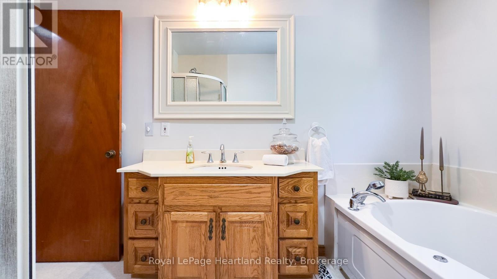 10 BISSETT COURT - 24