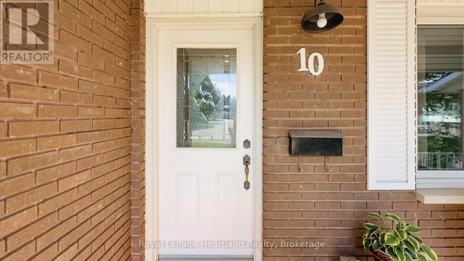 10 BISSETT COURT - 3