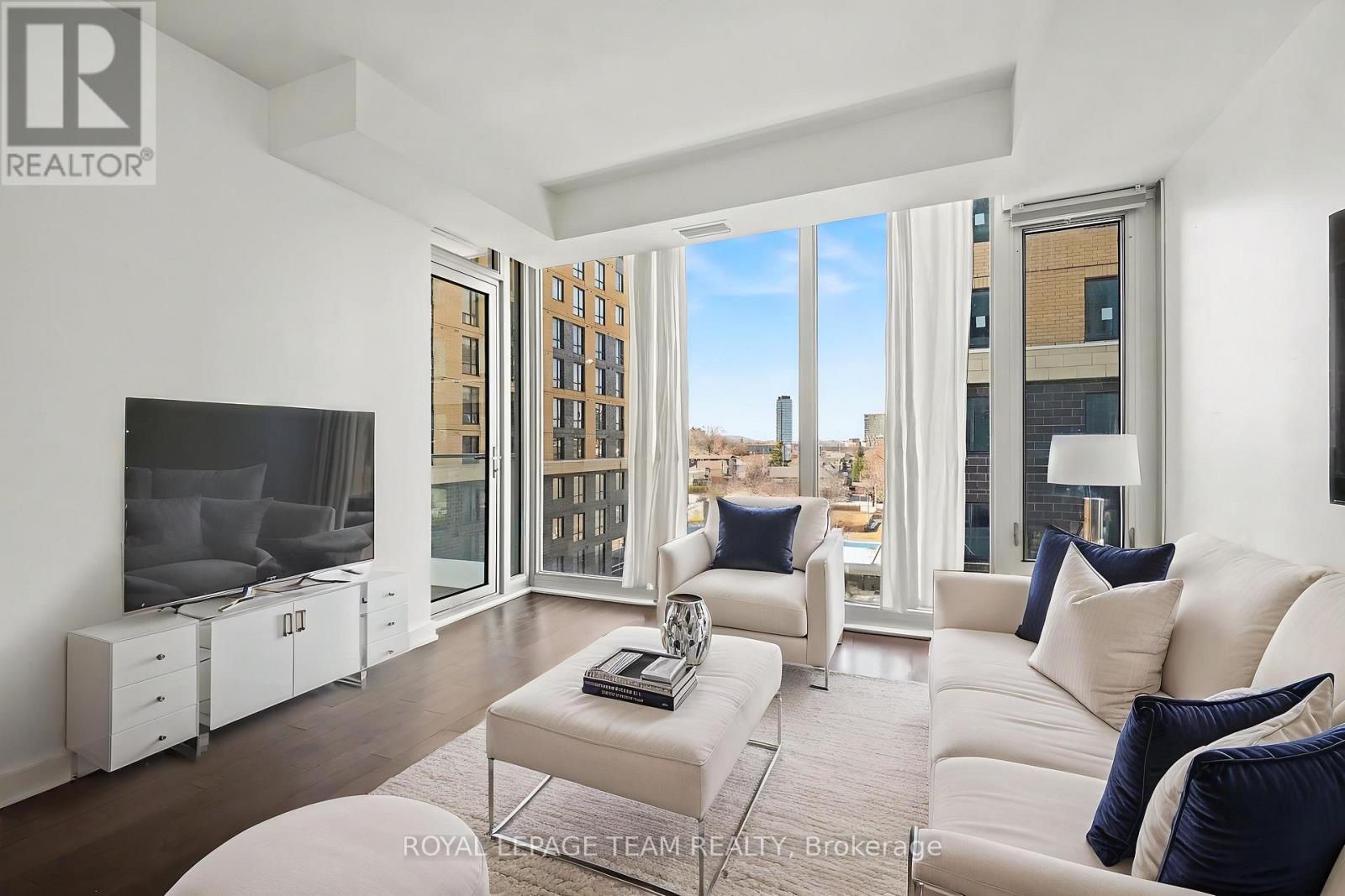 #406 111 CHAMPAGNE AVENUE S - 1
