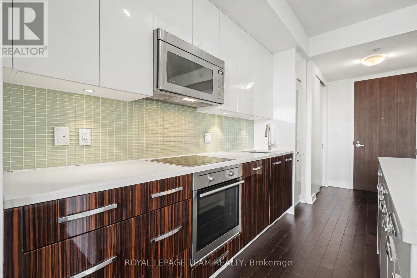 #406 111 CHAMPAGNE AVENUE S - 16