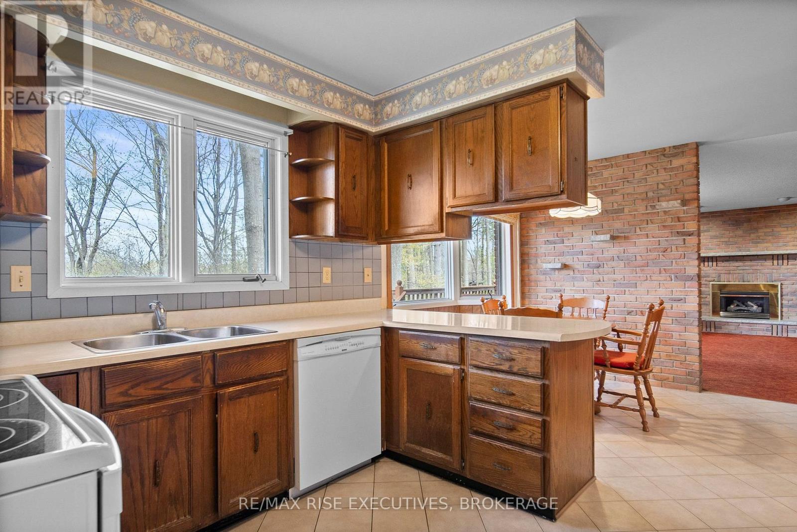 899 SAFARI DRIVE - 11