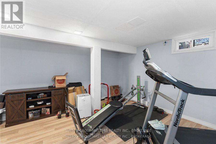#28 19 MACPHERSON AVENUE W - 32